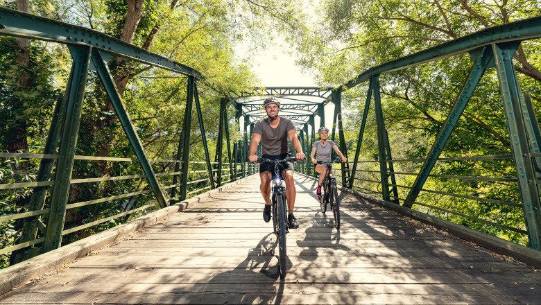 Zwei Radfahrer:innen am KTM-Radweg im Sommer