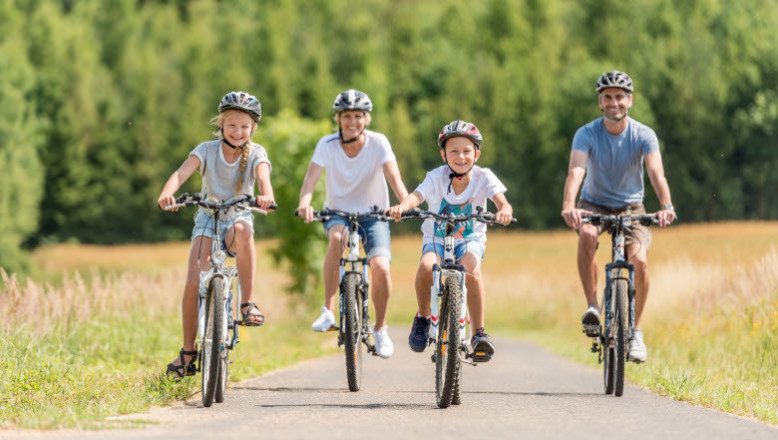 Familie auf Fahrrädern am Kinderradweg Waldviertel