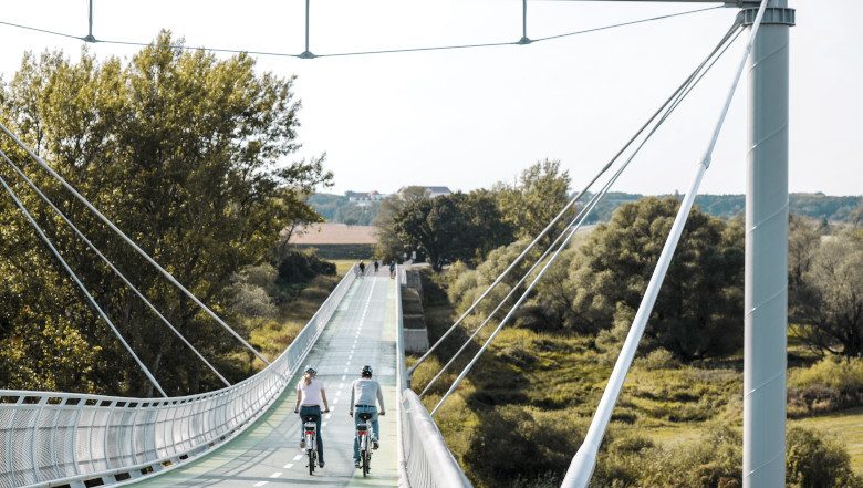 Zwei Radfahrer:innen am Donauradweg im Frühling