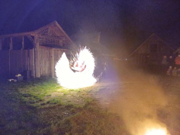 Blick auf einen Feuerkreisel.