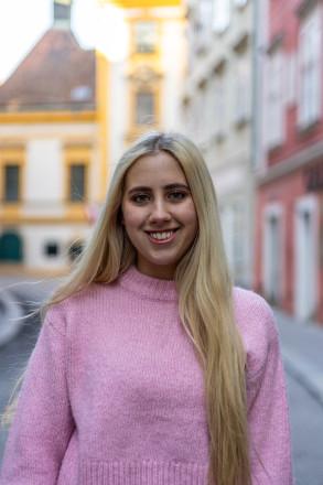 Porträt Lara Stropek