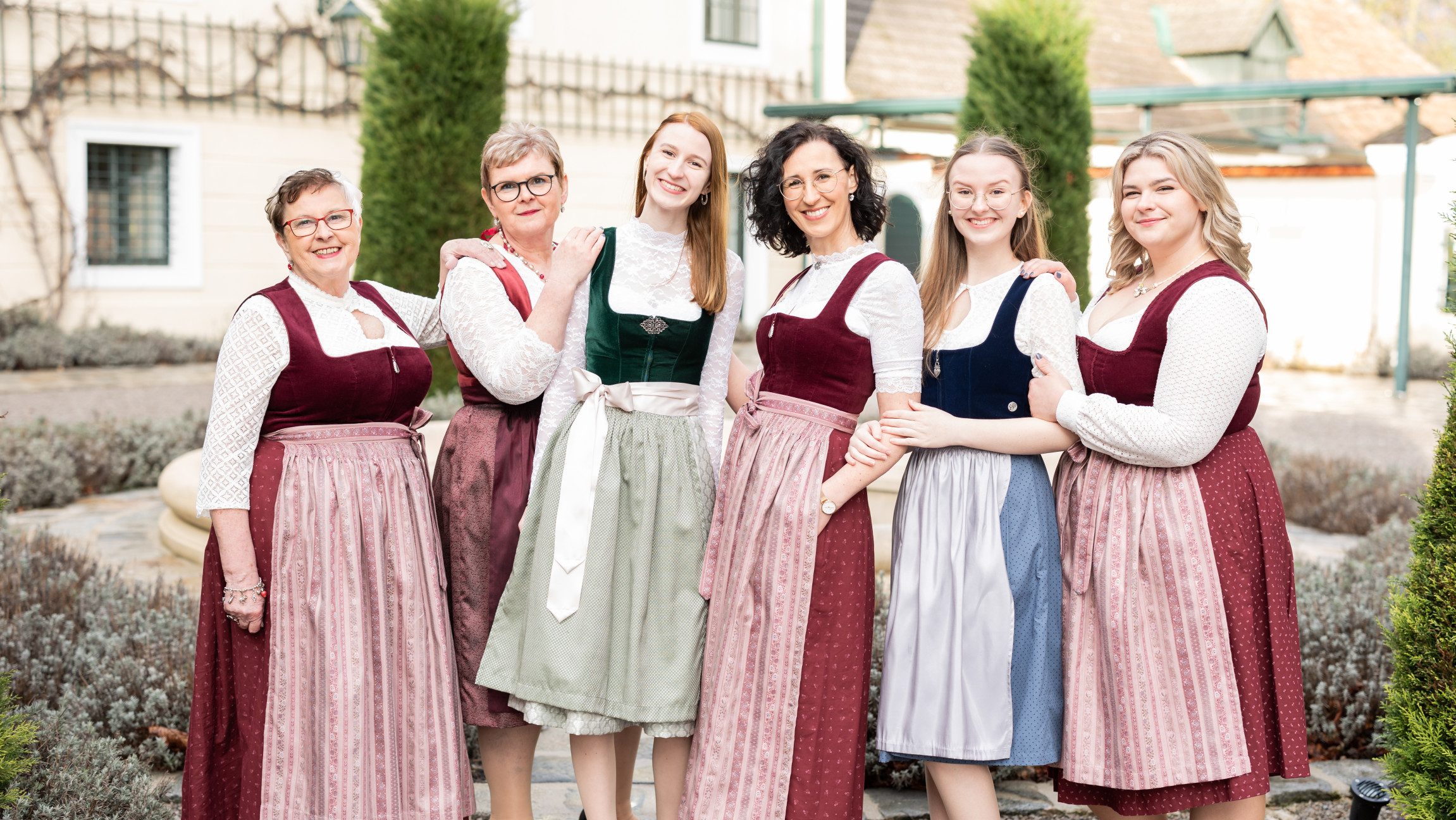 Gruppenfoto von Damen in Dirndln.