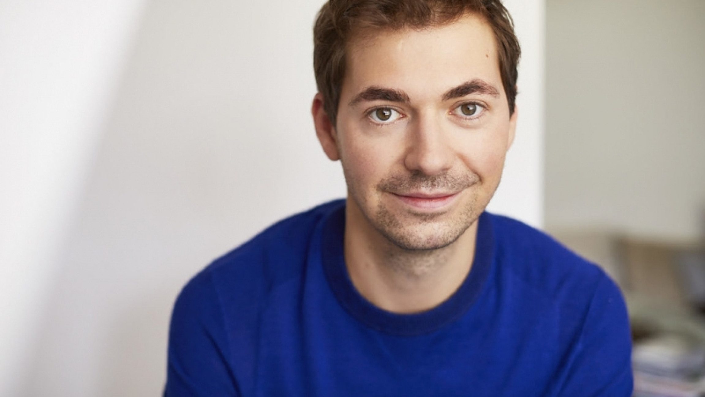 Foto von einem Mann im blauen Pullover.
