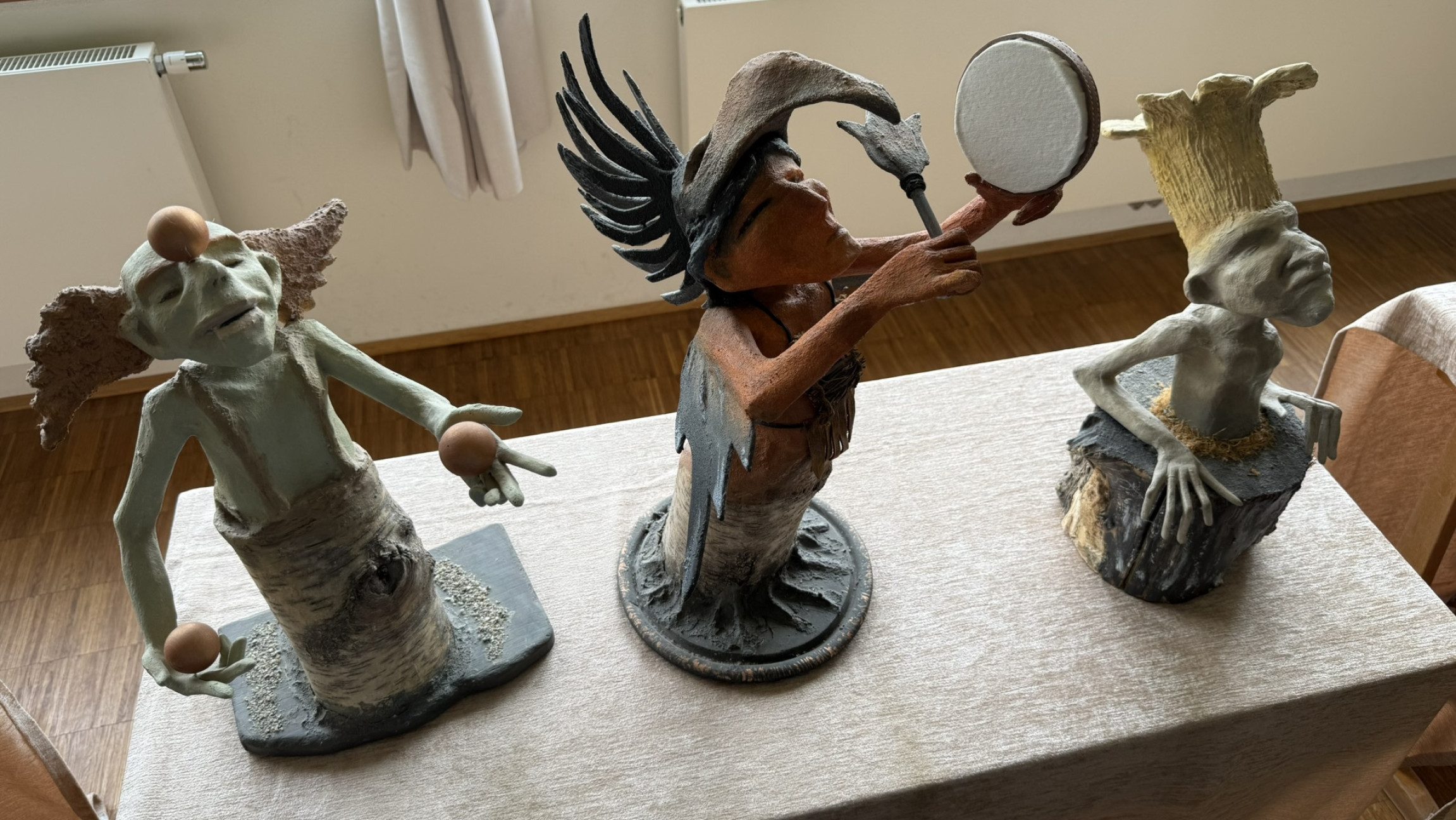 Foto von drei Figuren.