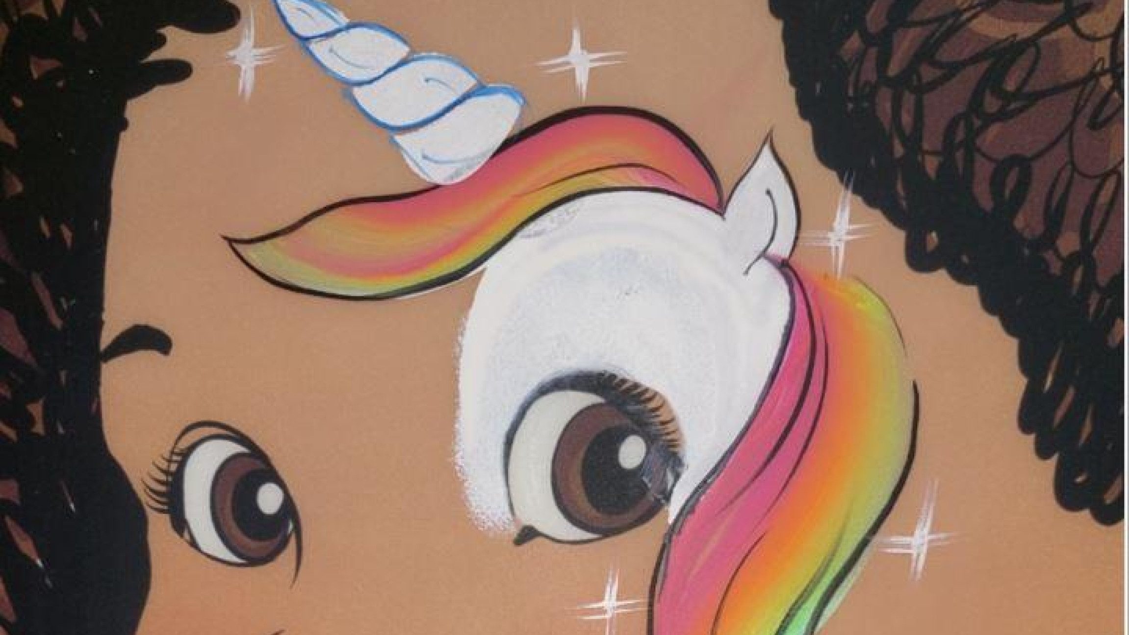Gezeichnetes Bild eines Kindes, das um ein Auge ein Einhorn gezeichnet hat.