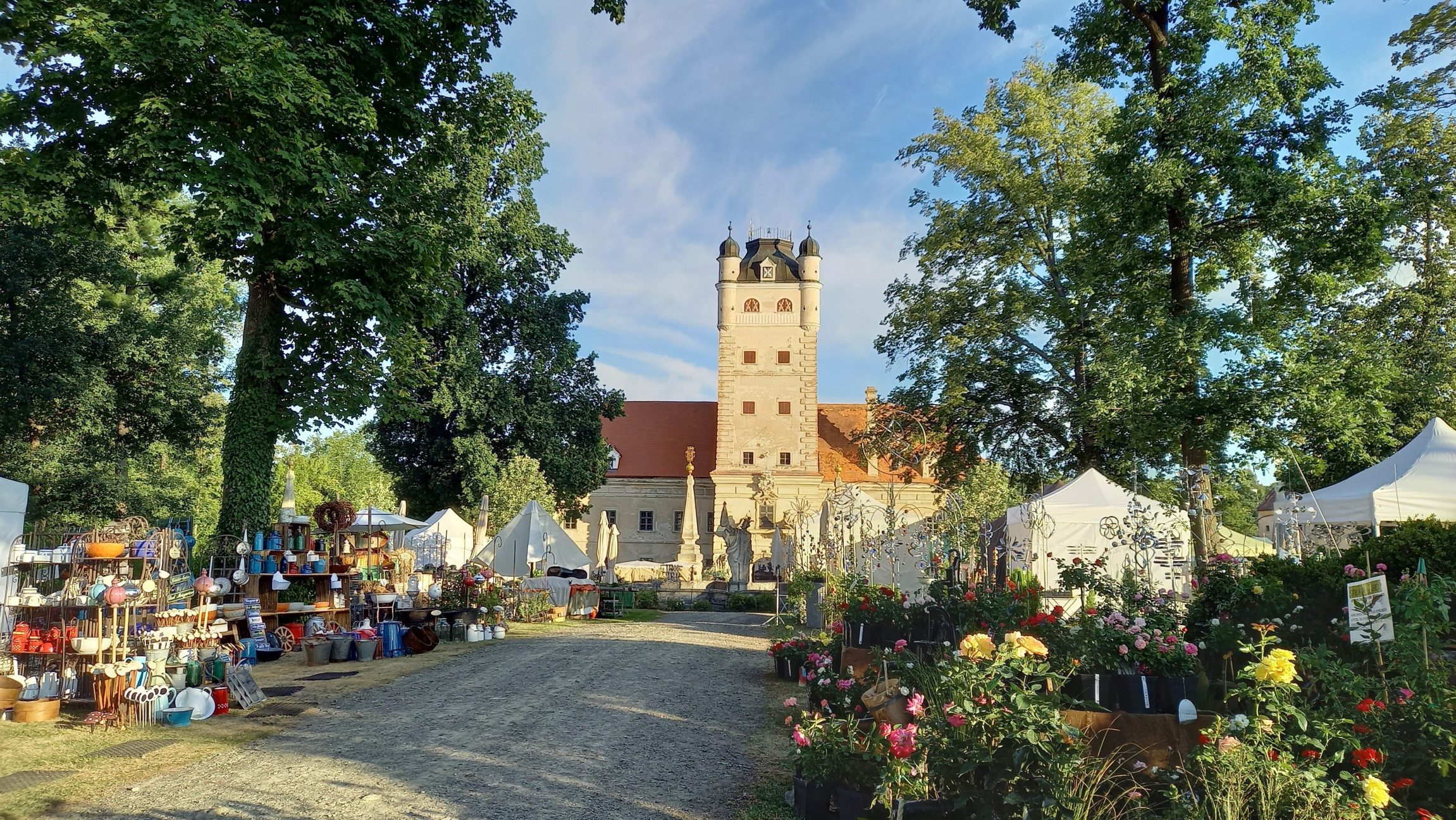 Blick auf das Schloss Greillenstein vor dem einige Ausstellungsstücke der GartenLust stehen.