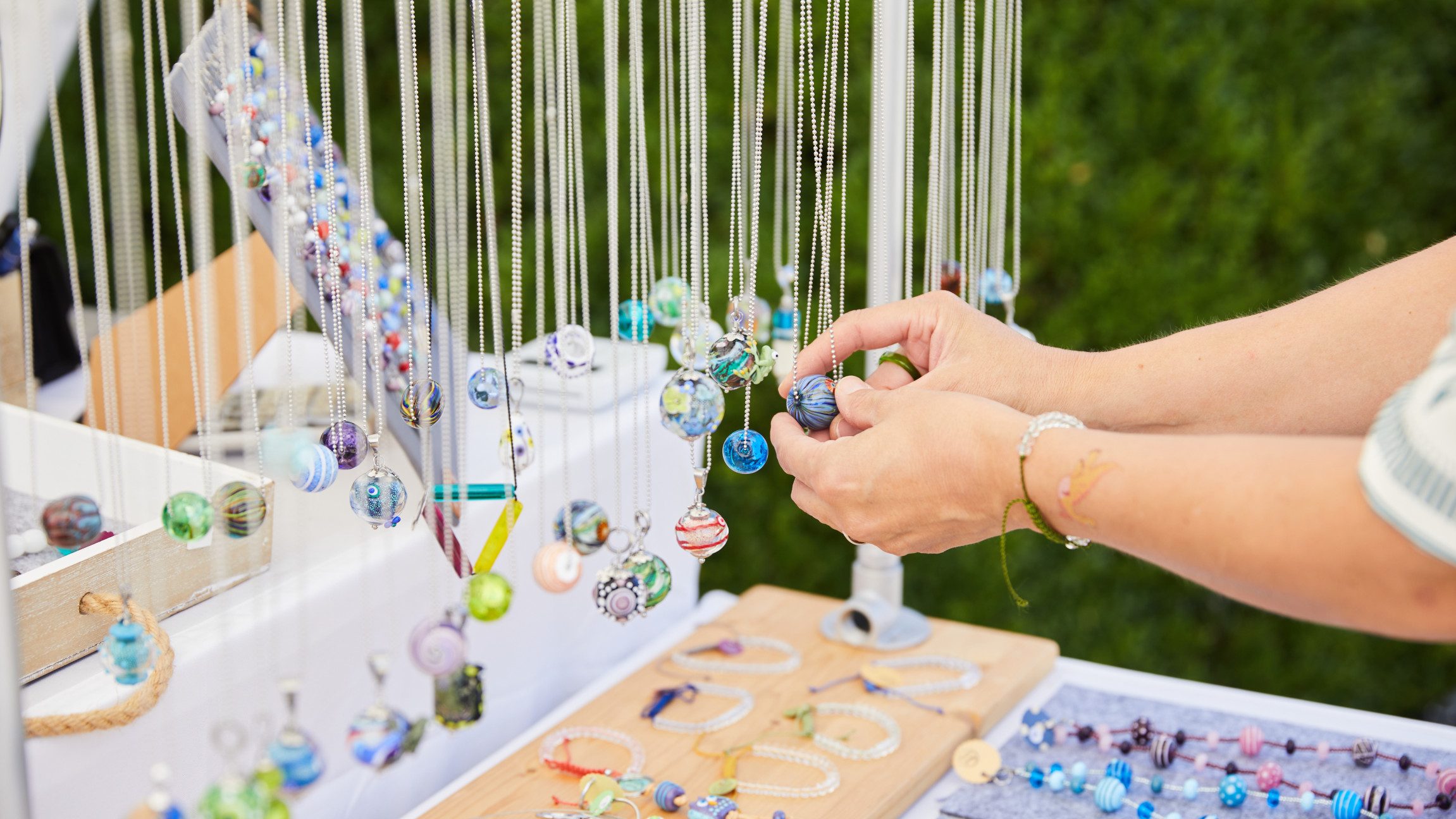 Blick auf einen Verkaufsstand mit Schmuck.