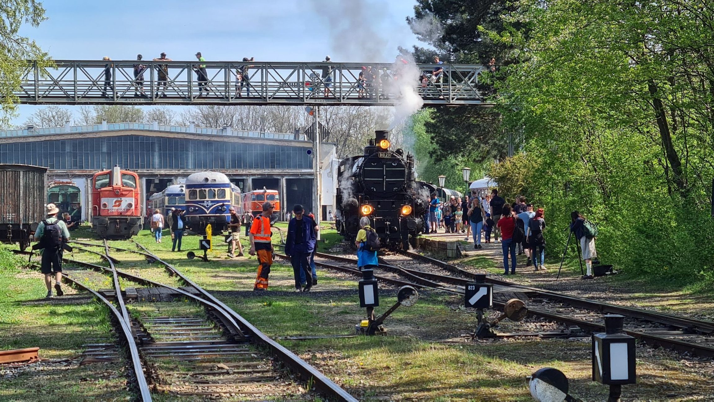 Besucher im historischen Eisenbahnmuseum Strasshof.