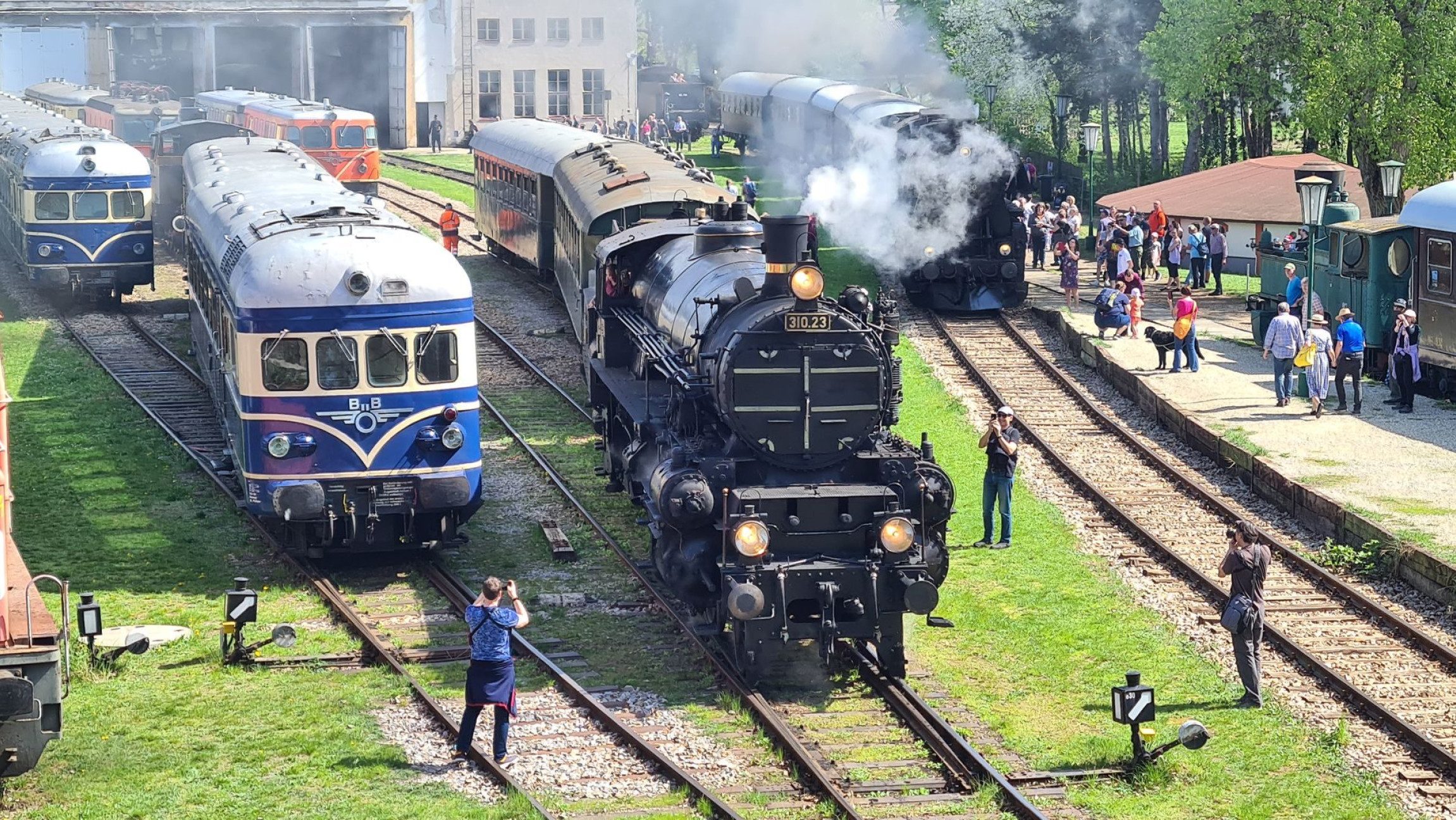 Historische Waggons im Eisenbahnmuseum werden beim Andampfen für die Besucher gezeigt.