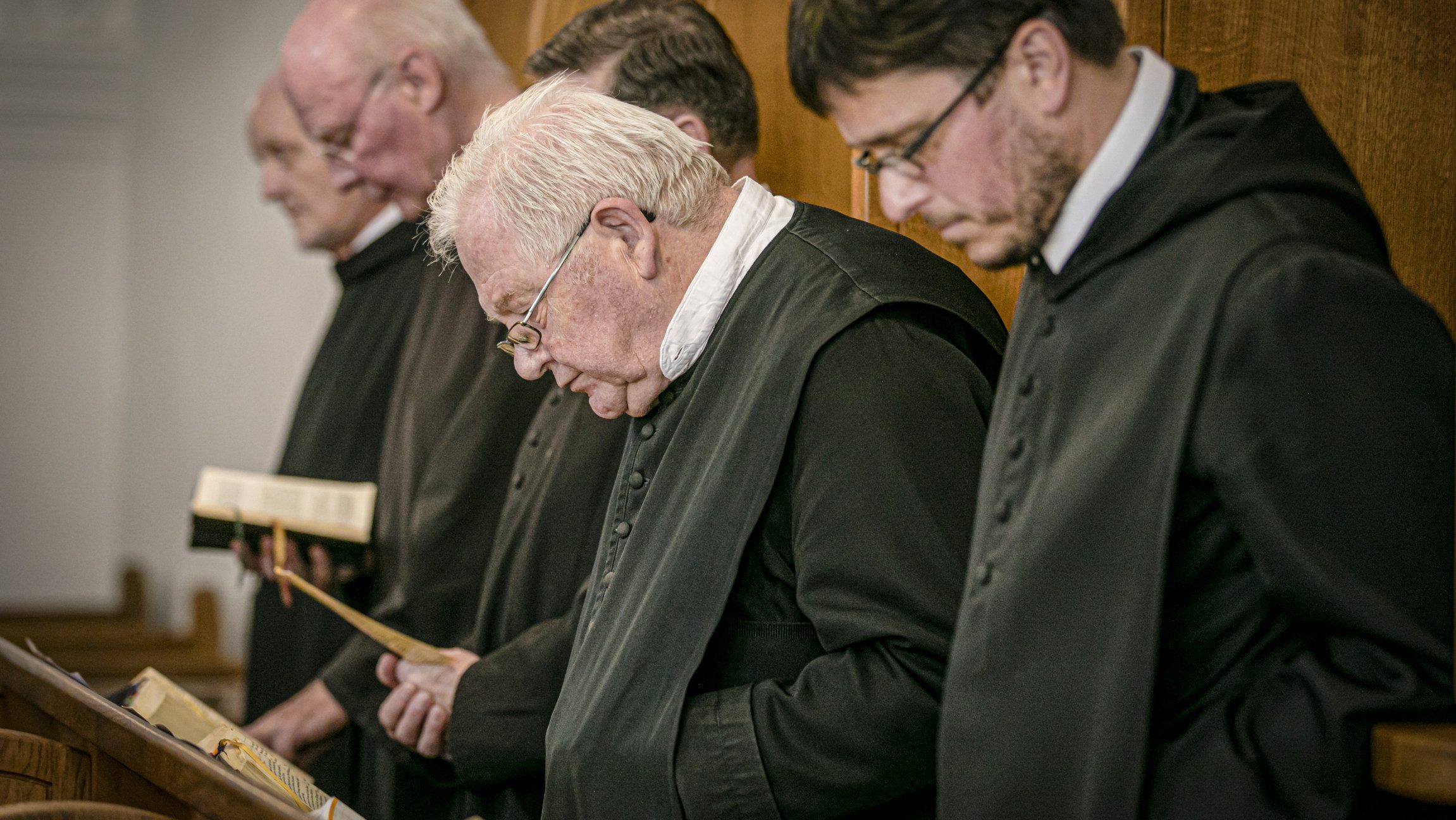 Blick auf betende Mönche.