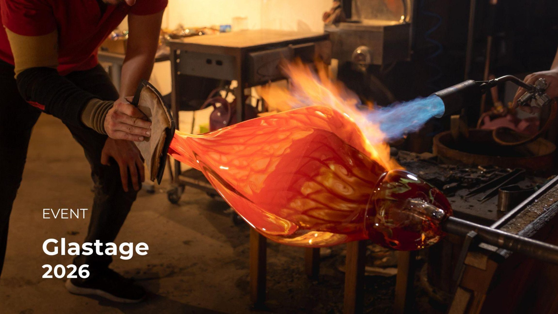 Blick auf eine Person beim Glasblasen.