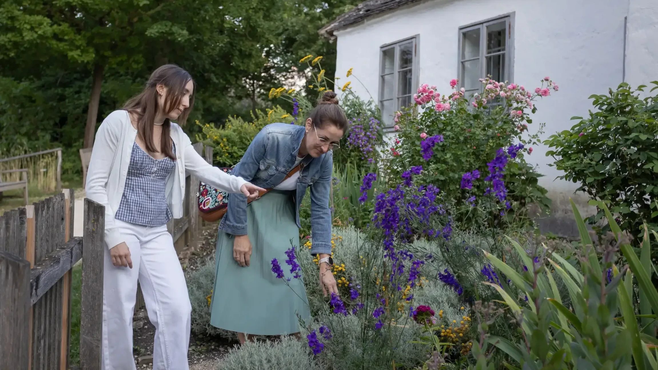 Zwei Besucherinnen bewundern die abendliche Stimmung im Garten des Museumsdorf Niedersulz.