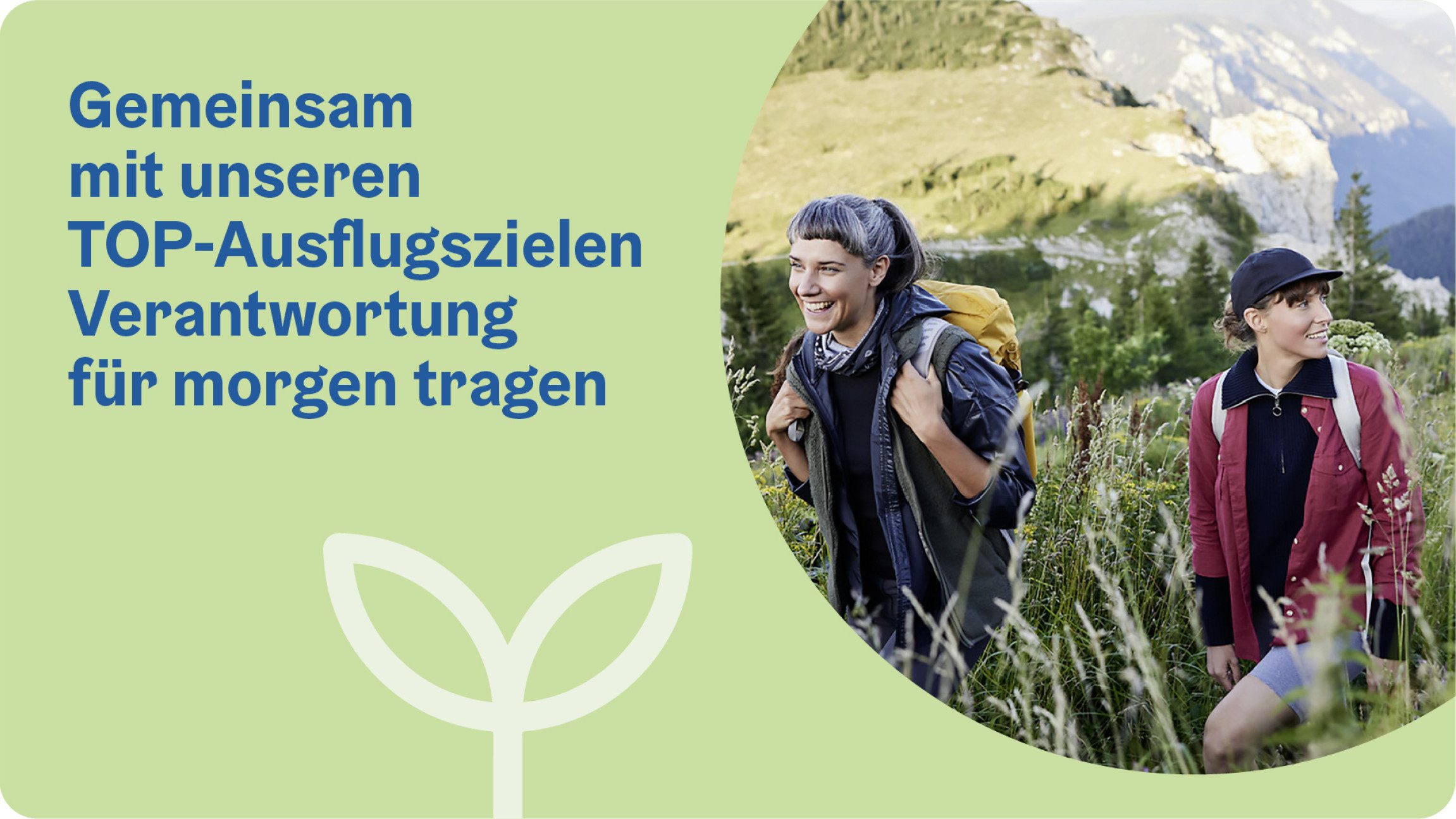 Blick auf einen Banner mit einem Foto von zwei Frauen, die im hohen Gras mit Rucksäcken wandern und dem Text "Gemeinsam mit unseren TOP-Ausflugszielen Verantwortung für morgen tragen".
