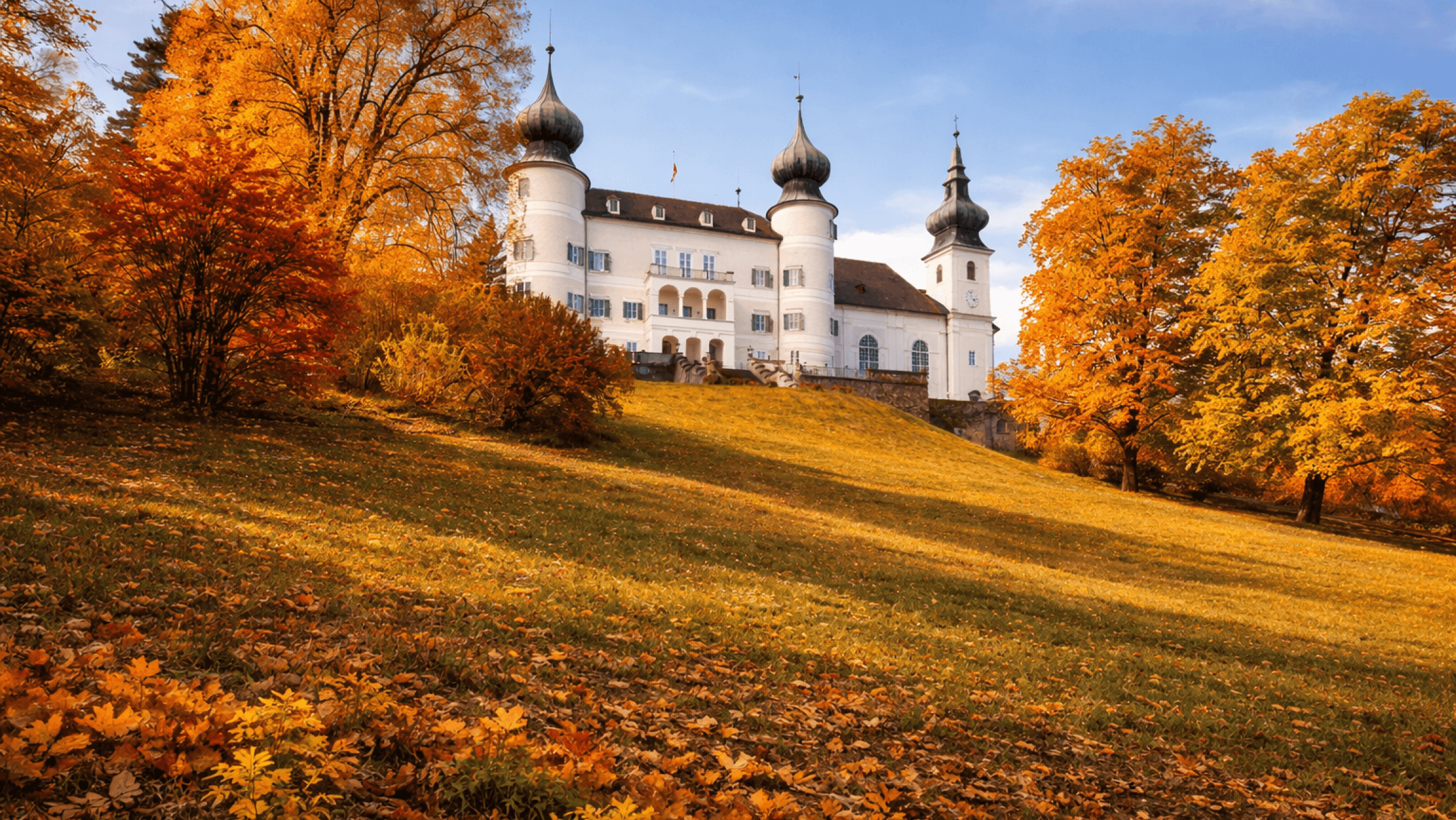 Blick auf das Schloss Artstetten in einer Herbstlandschaft.