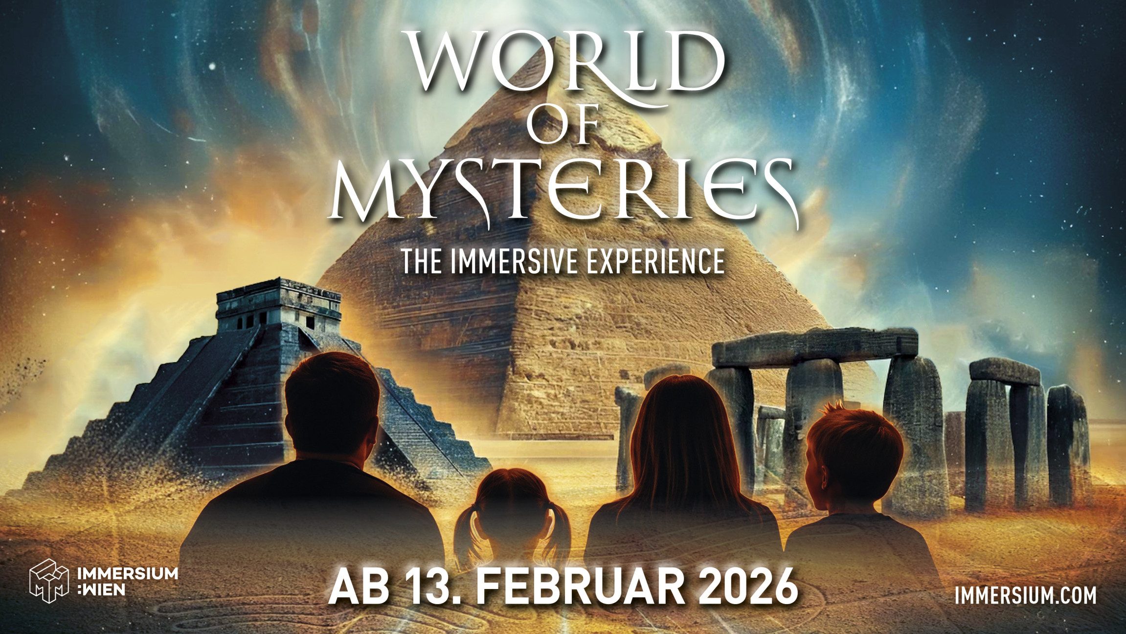 Blick auf ein Plakat auf dem eine Familie von hinten zu sehen ist, die vor verschiedenen Pyramiden steht.