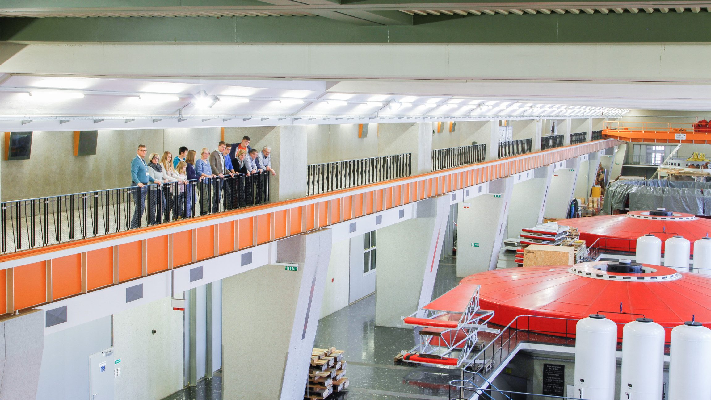 Blick auf die Maschinenhalle vom Besucherkraftwerk Ybbs-Persenbeug.