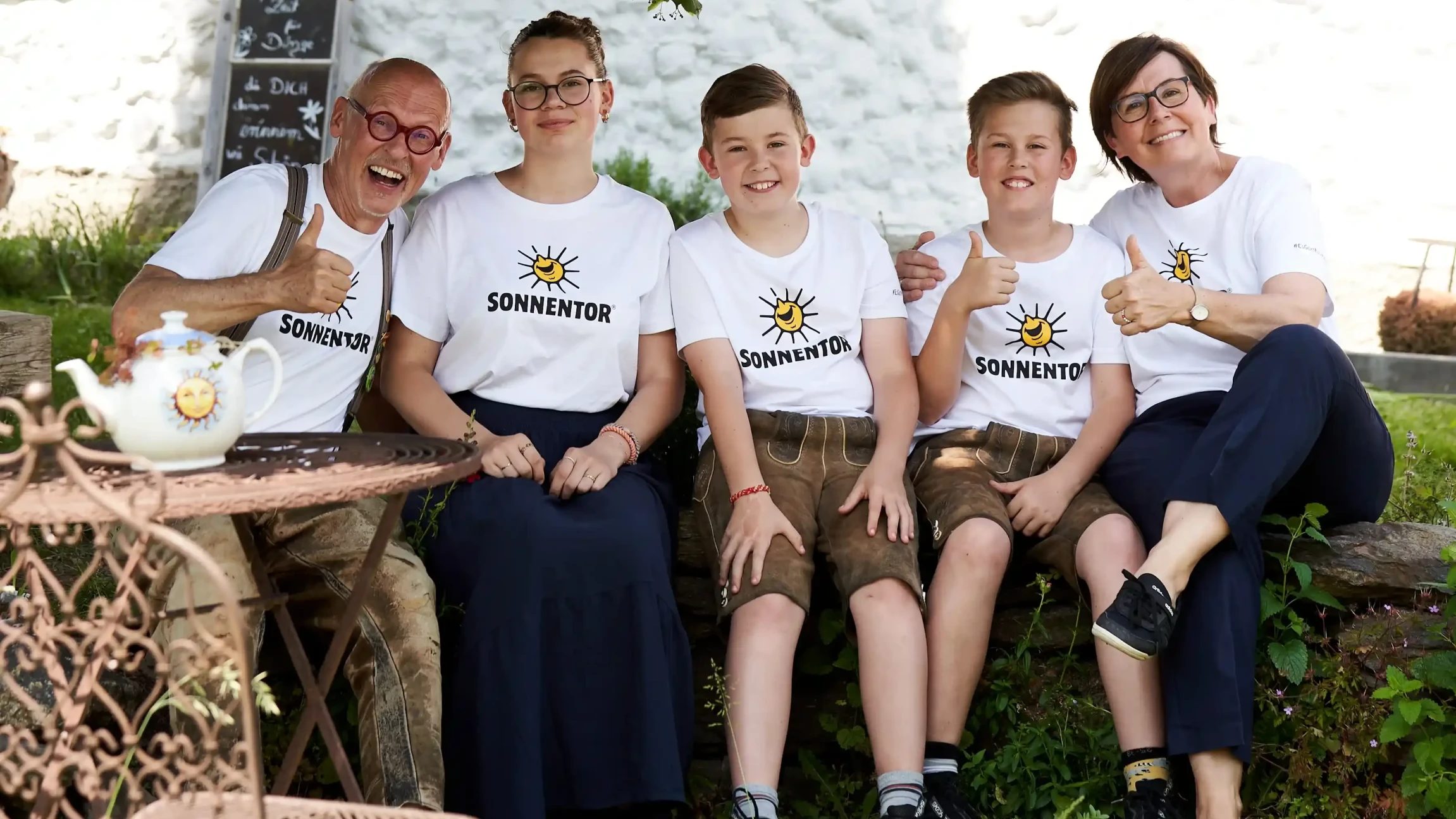 SONNENTOR-Chef Johannes Gutmann mit Familie.