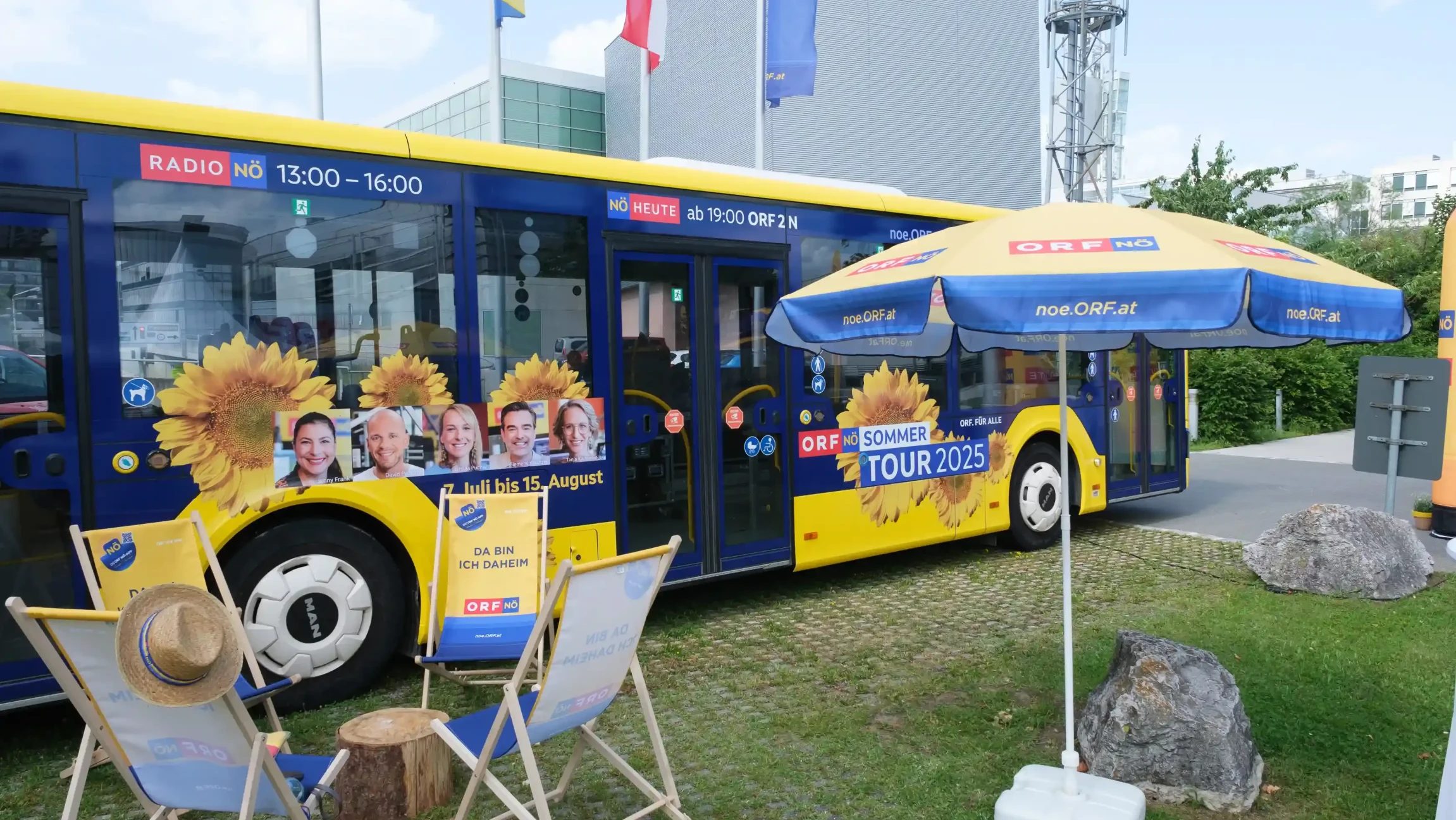 Der Radio Niederösterreich Sommertour-Bus zu Gast im Stift Seitenstetten.