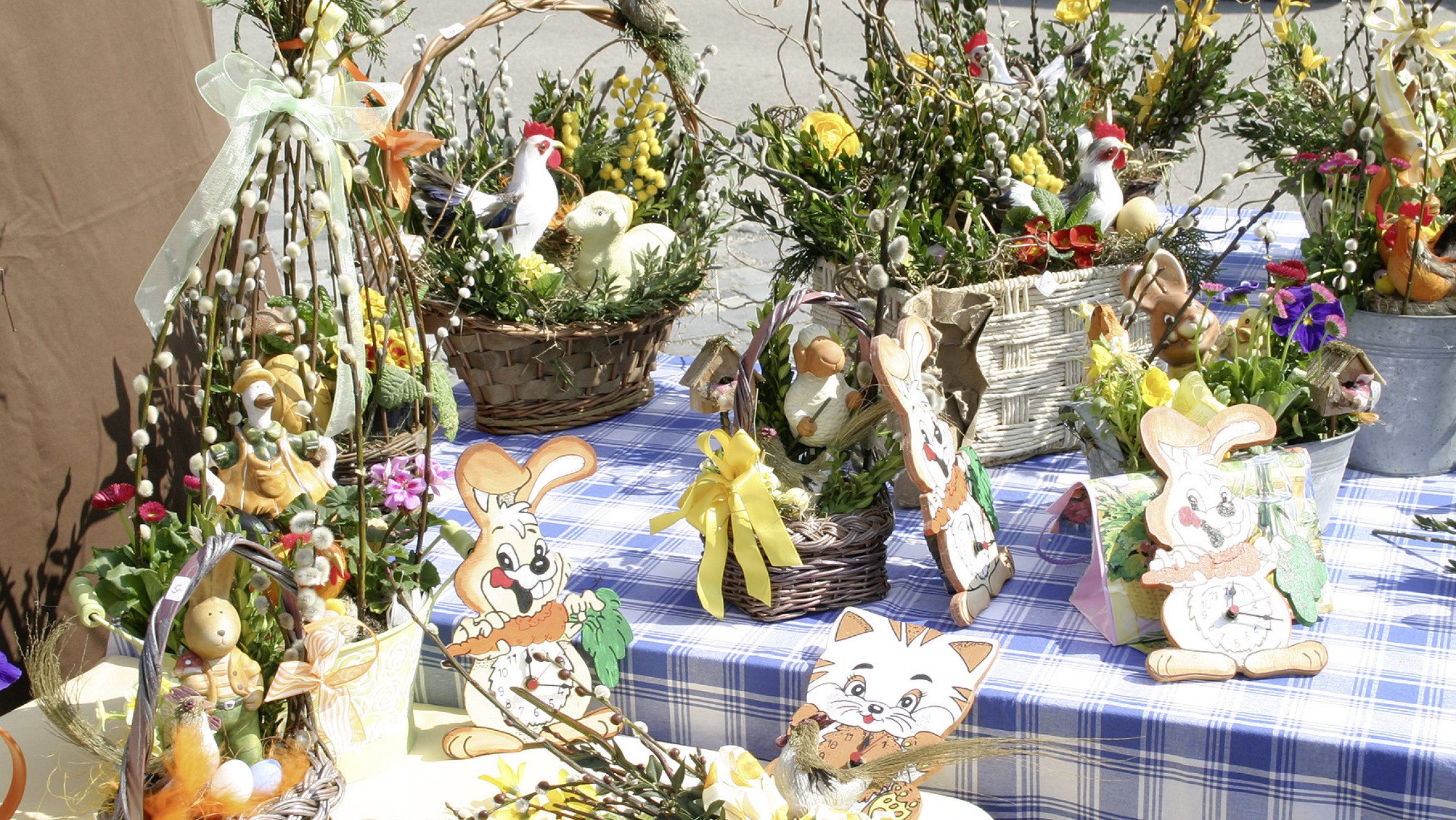 Bunte Osterkörbe beim Ostermarkt in Eggenburg.