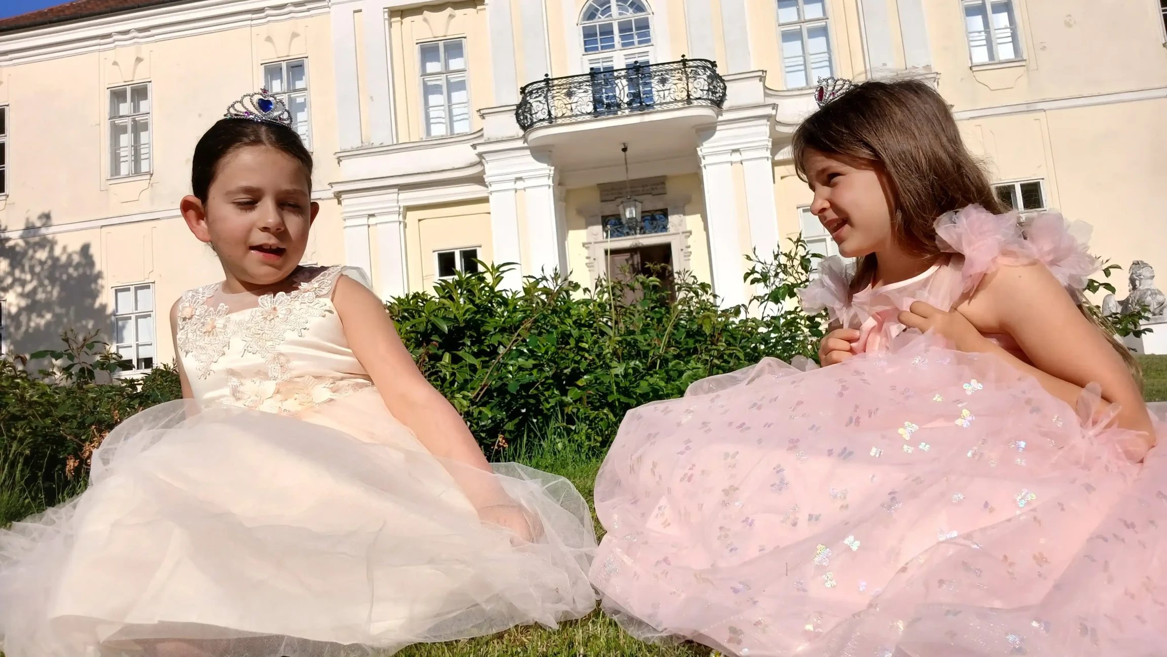 Mädchen in Prinzessinnenkleid auf der Wiese vor dem Schloss Liechtenstein-Wilfersdorf.