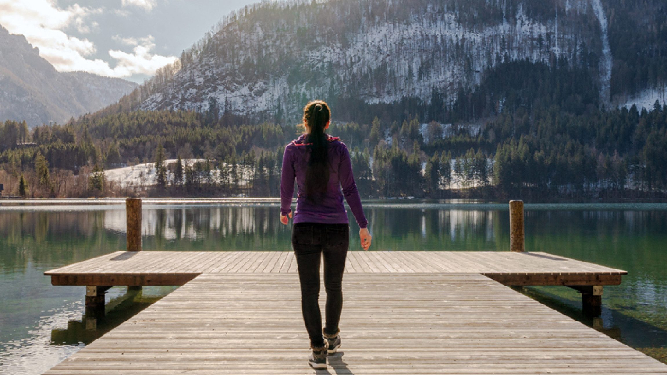 Frau auf einem Steg am Lunzer See
