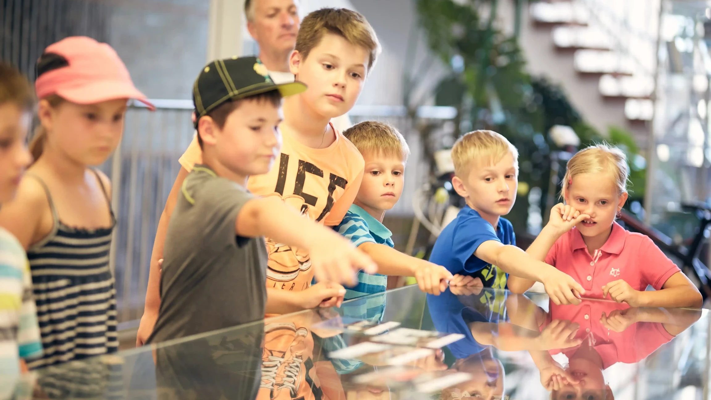 Kinder bestaunen ein Modell im Besucherkraftwerk.