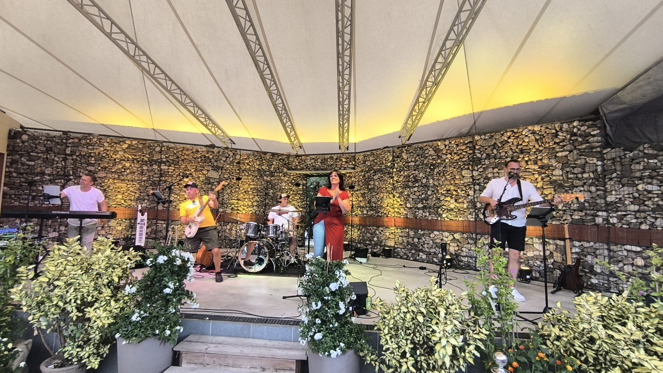 Blick auf eine Band, die auf einer Bühne spielt.