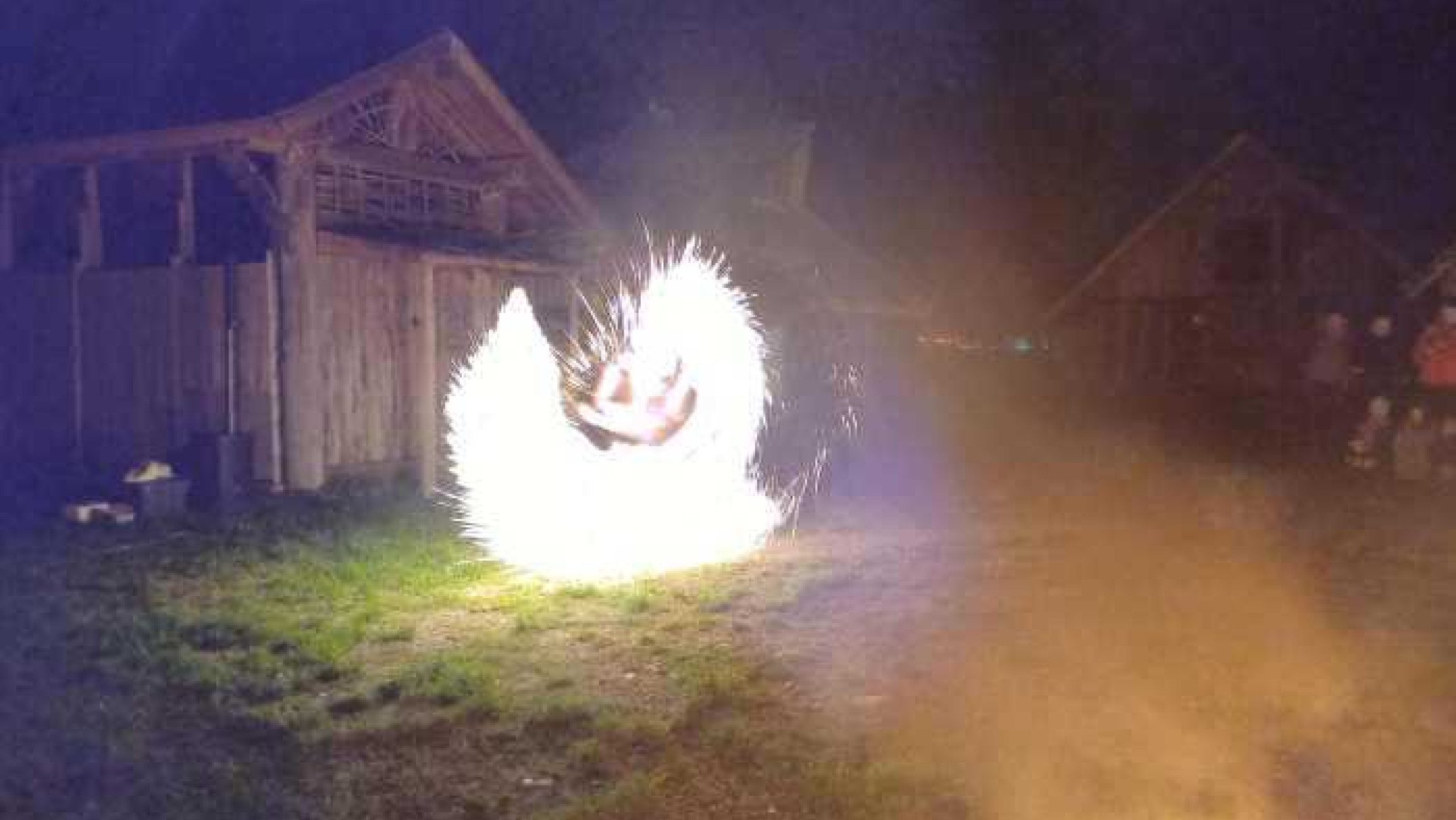 Blick auf einen Kreisel aus Feuer, der von einem Feuerkünstler gemacht wird.