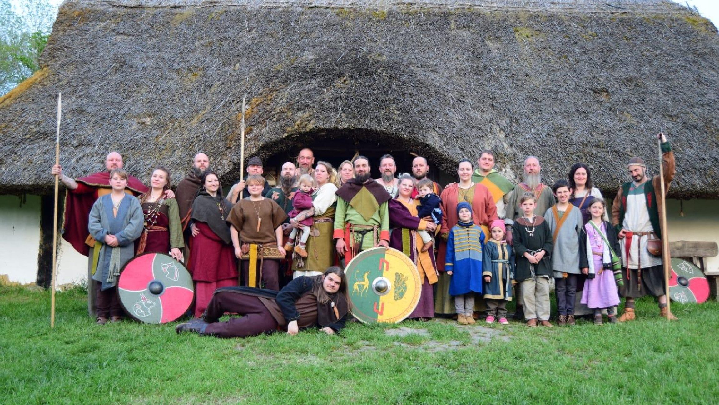 Ein Gruppenfoto von Wikingern, welche im Keltendorf Mitterkirchen zu Gast sind.