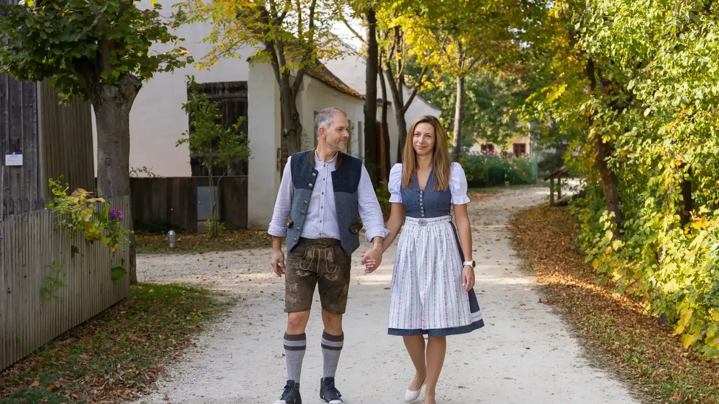 Pärchen in traditioneller Tracht im Museumsdorf Niedersulz.