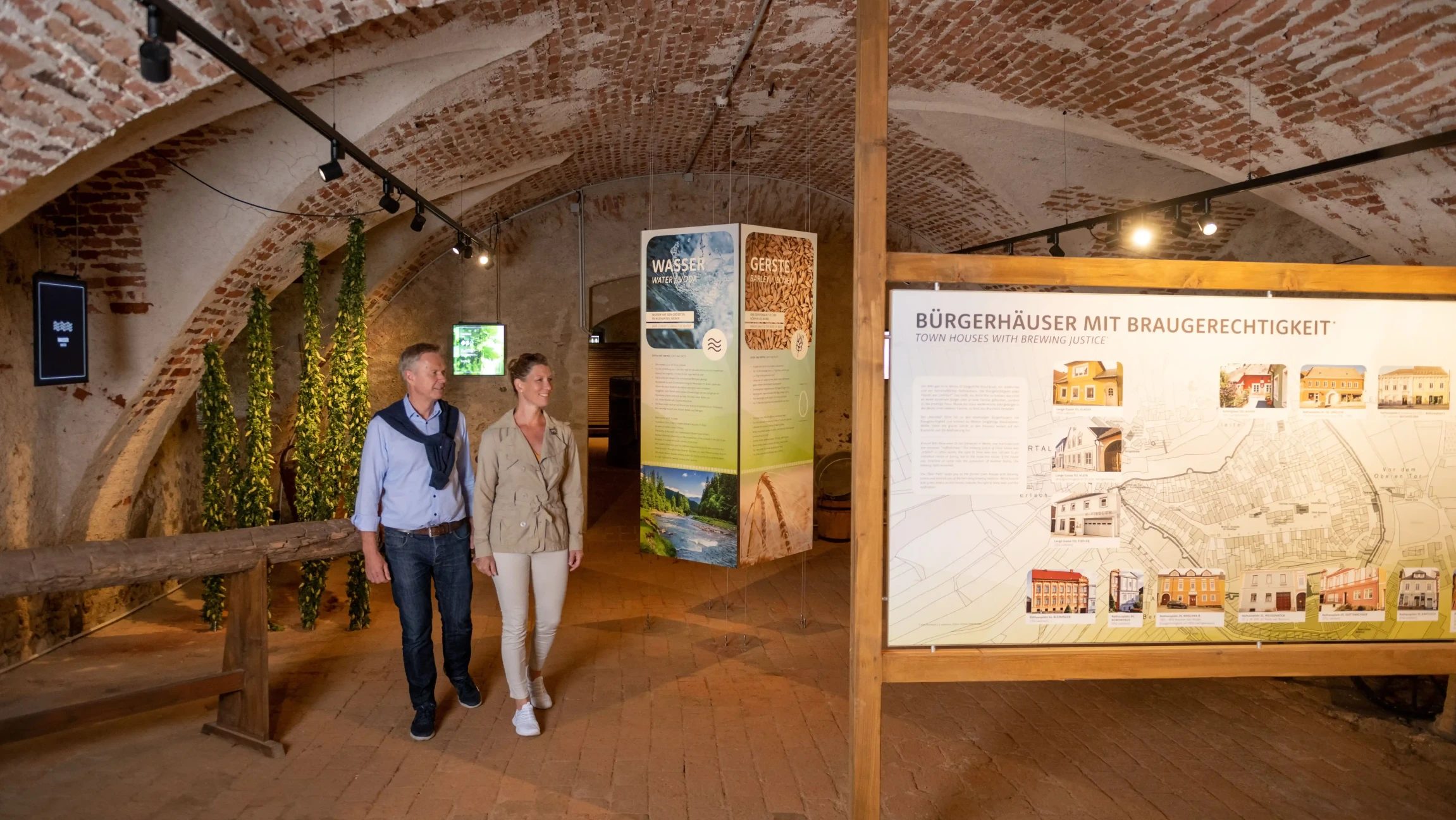 Ein Herr und eine Dame in den Innenräumen von Schloss Weitra.