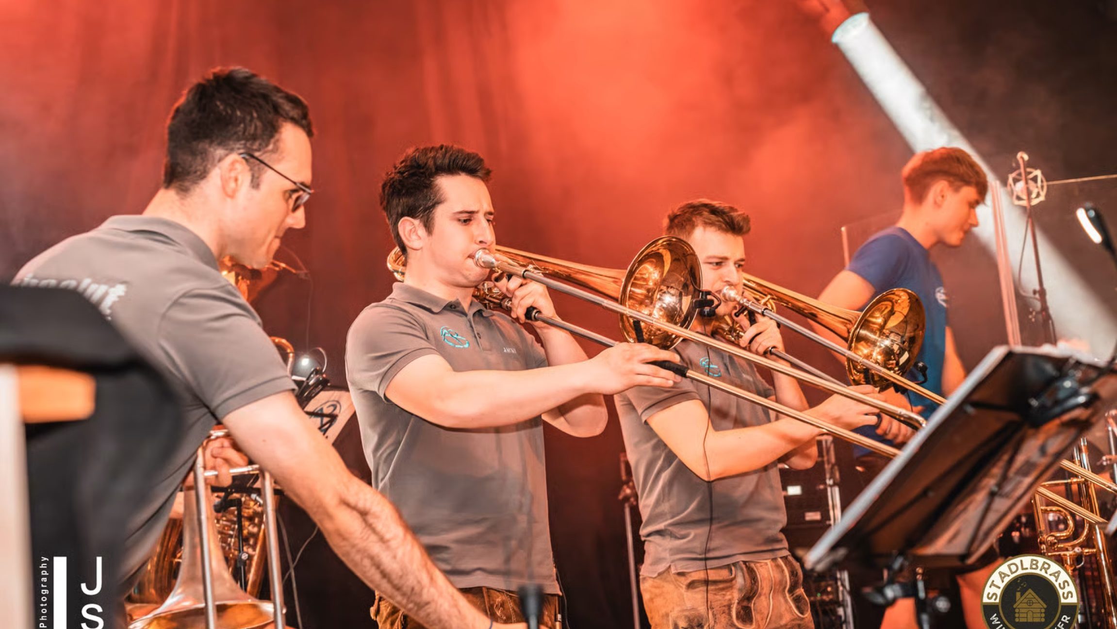 Blick auf die Gruppe absolutBlech, die auf Posaunen spielen.