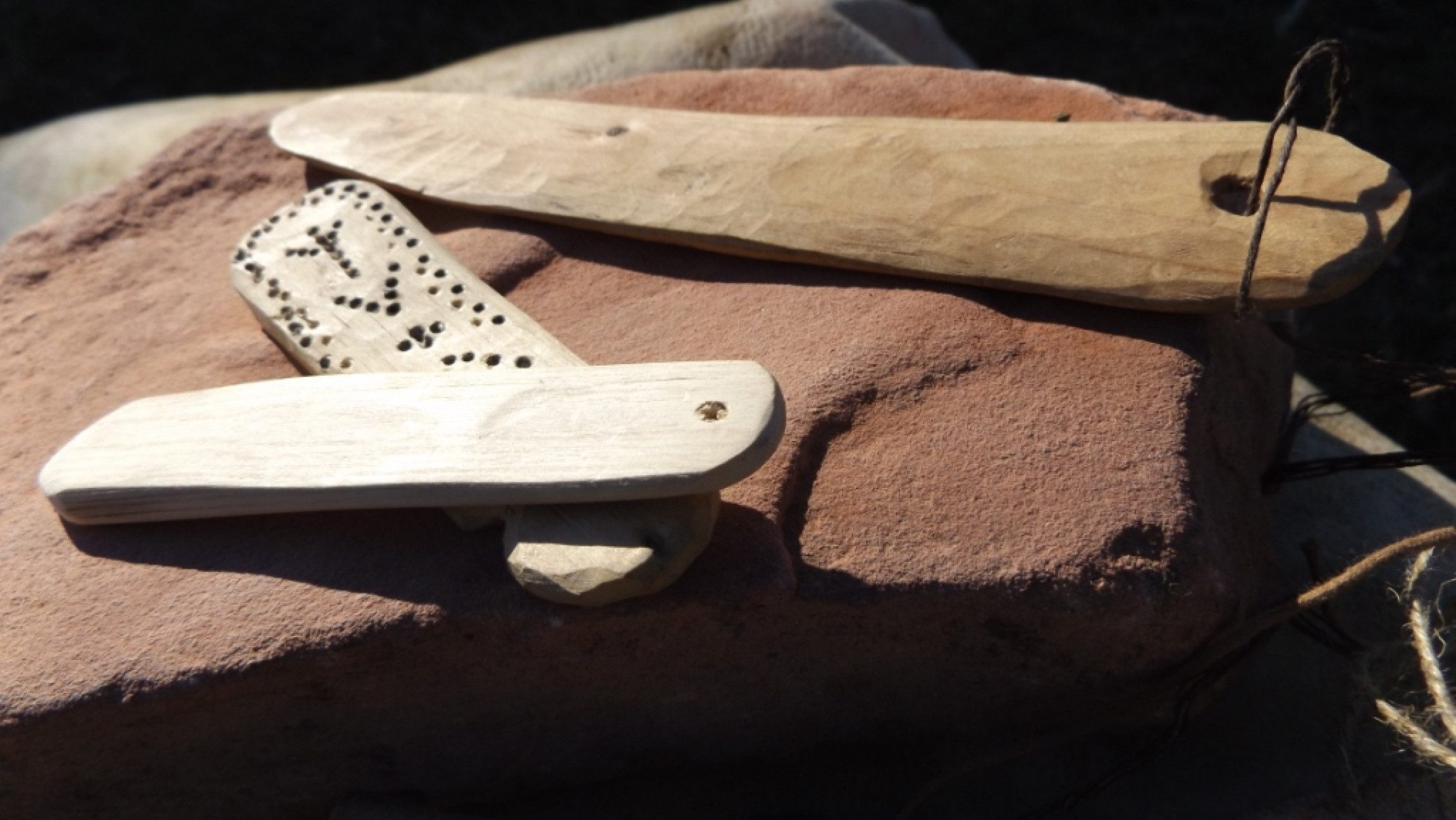 Blick auf ein paar verzierte Schwirrhölzer.