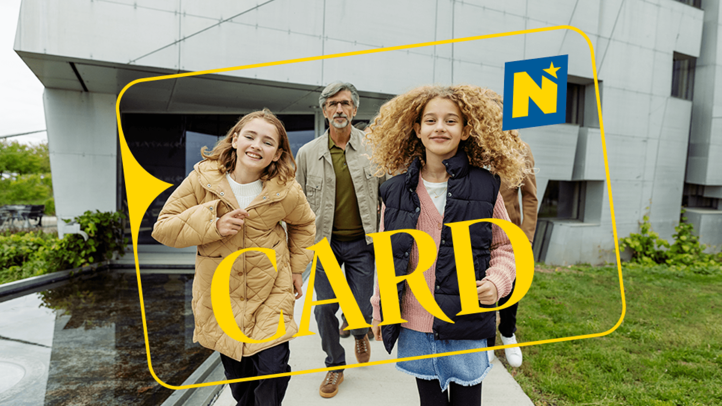 Eine Familie läuft in einem Ausflugsziel und freut sich