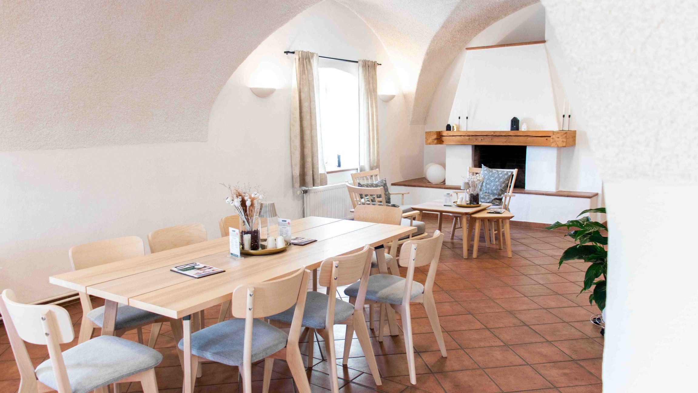 Blick auf die Tische im Café Waldland.