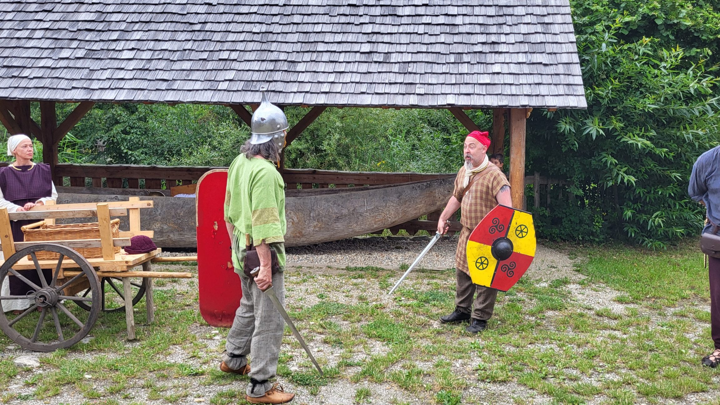 Personen in keltischen Gewändern erwachen zu Leben im Keltendorf Mitterkirchen und dem Verein Rittersporn.
