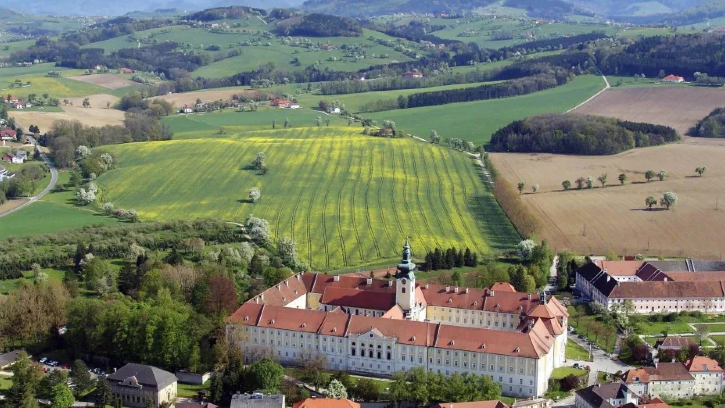 Das Stift Seitenstetten eingebettet in die grüne Landschaft.