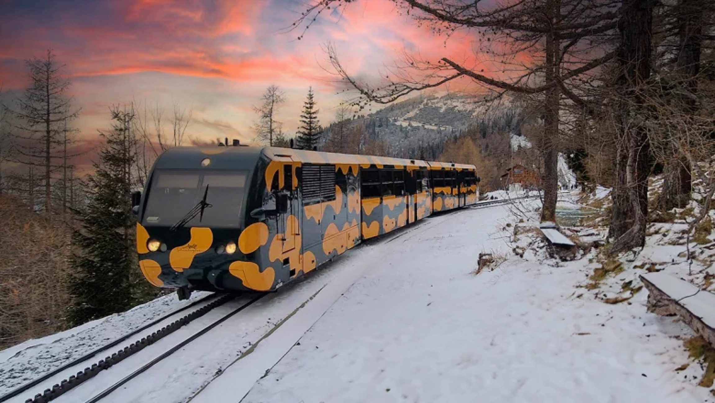 Blick auf die Schneebergbahn, die im Schnee fährt und im Hintergrund ist der Sonnenuntergang zu sehen.
