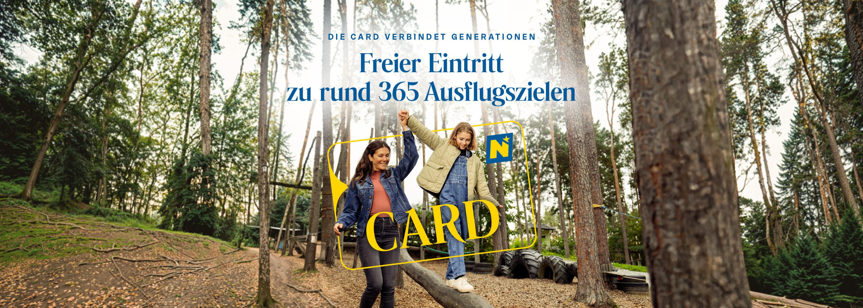 Eine Frau stützt ein Mädchen, während es auf einem Holzbalken balanciert.