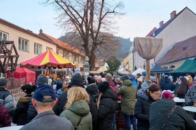 Blick auf einen Markt mit Ständen zwischen denen sich viele Menschen tümmeln.