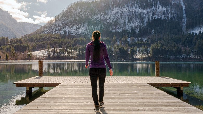 Frau auf einem Steg am Lunzer See
