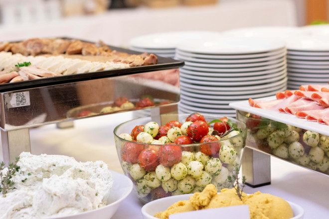 Blick auf ein Frühstücksbuffet mit Aufstrichen, Tomaten-Mozzarella und Aufschnitt.