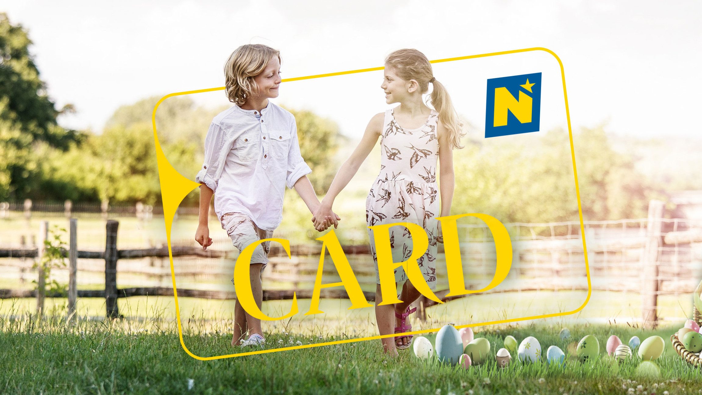 Zwei Kinder sind unterwegs auf einem Ausflug und freuen sich