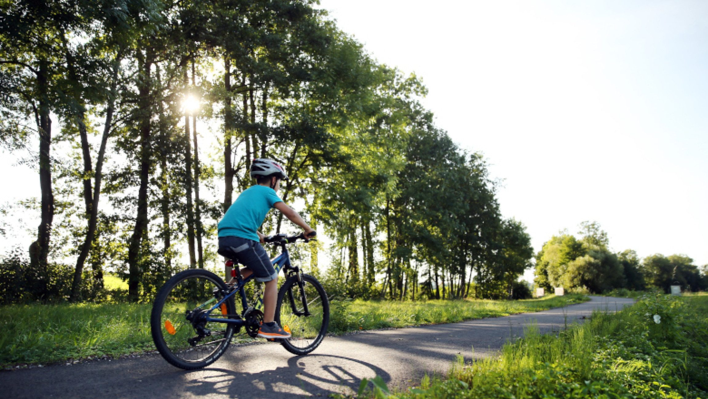 Ein Kind beim Radfahren