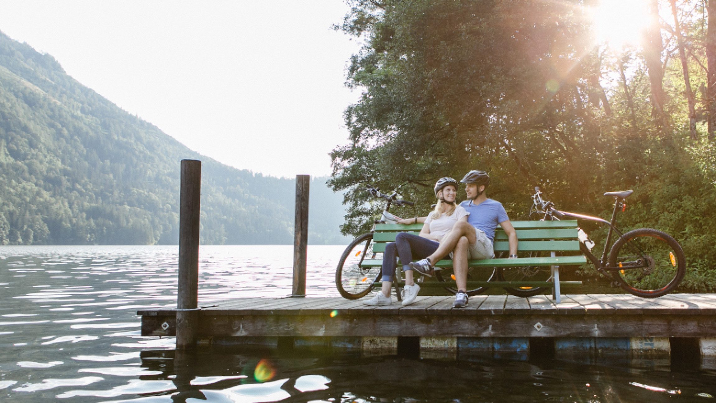 Paar auf einer Bank am Steg des Lunzer See
