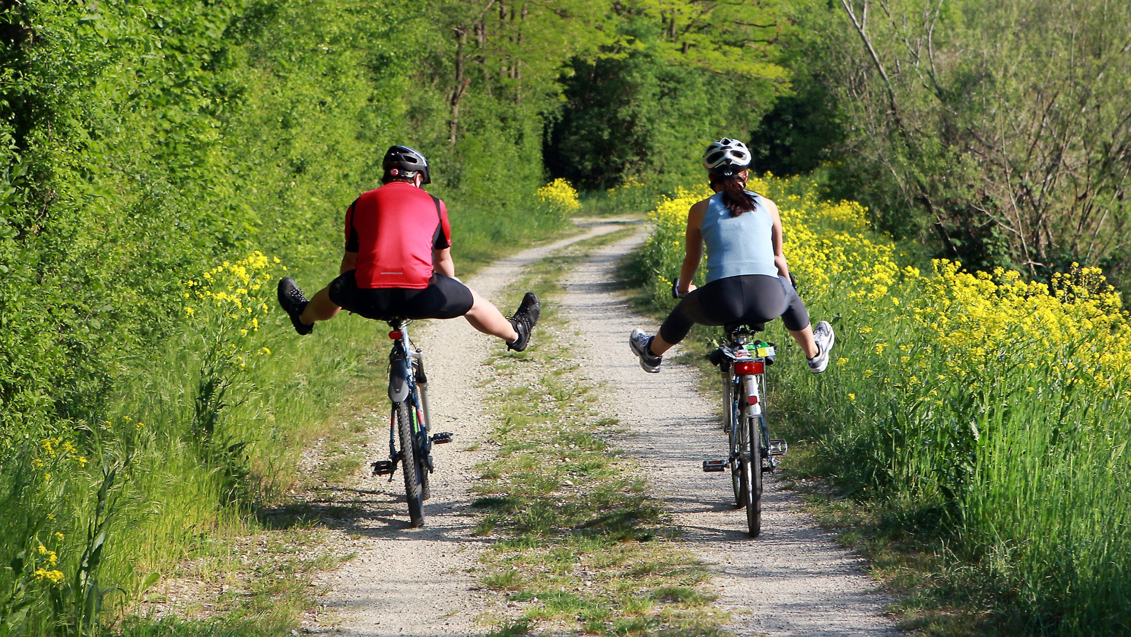 2 Radfahrer:innen in einem Wald