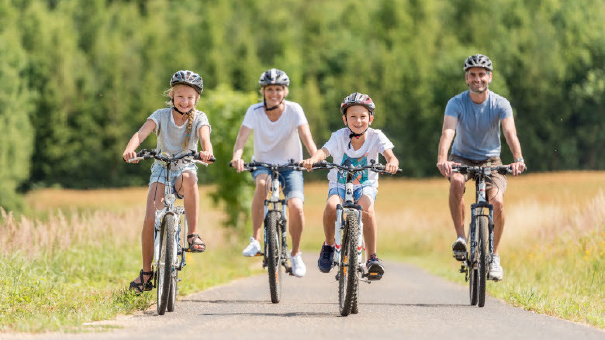 Familie auf Fahrrädern am Kinderradweg Waldviertel
