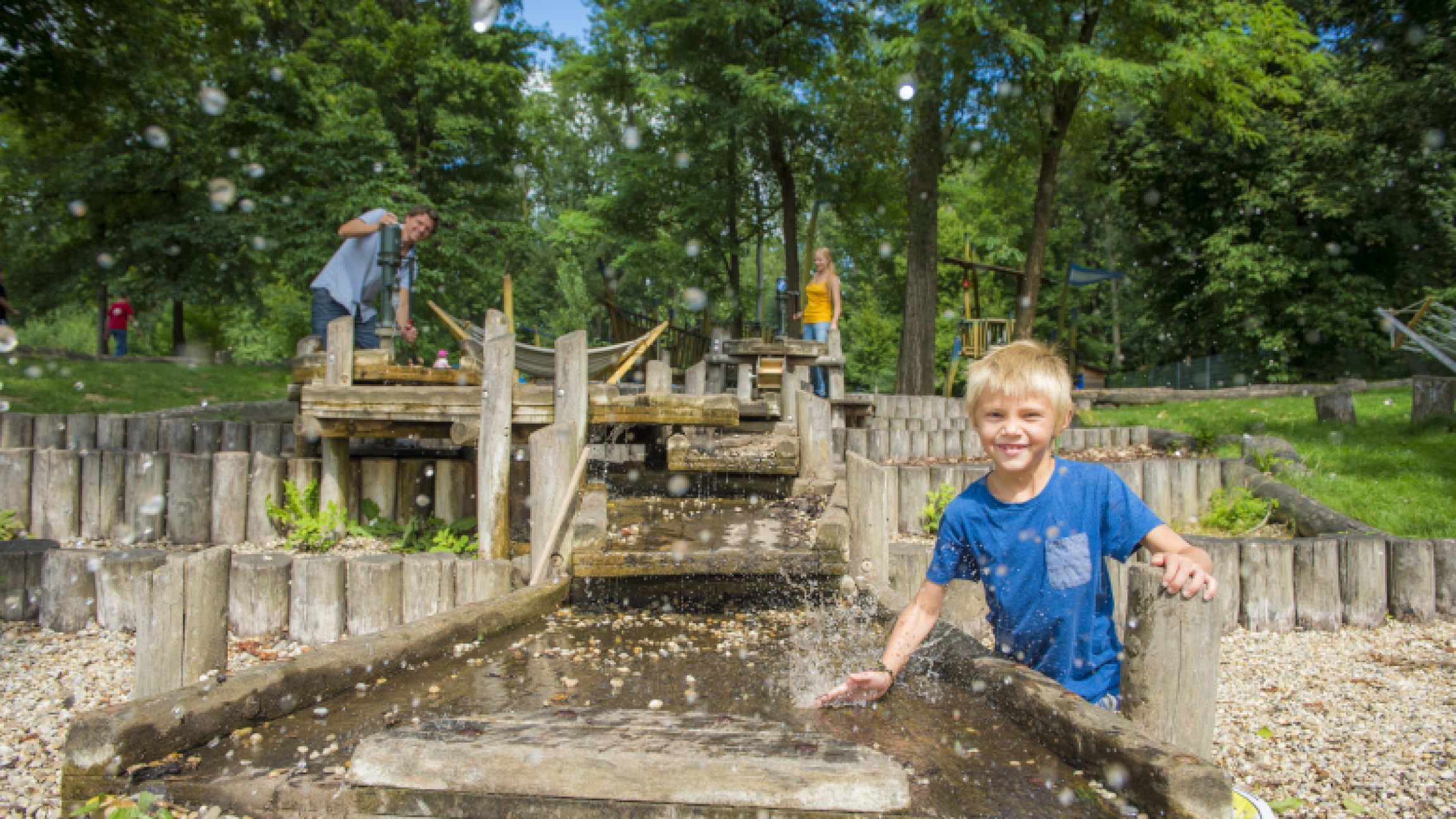 Kinder beim Spielen auf einem Spielplatz