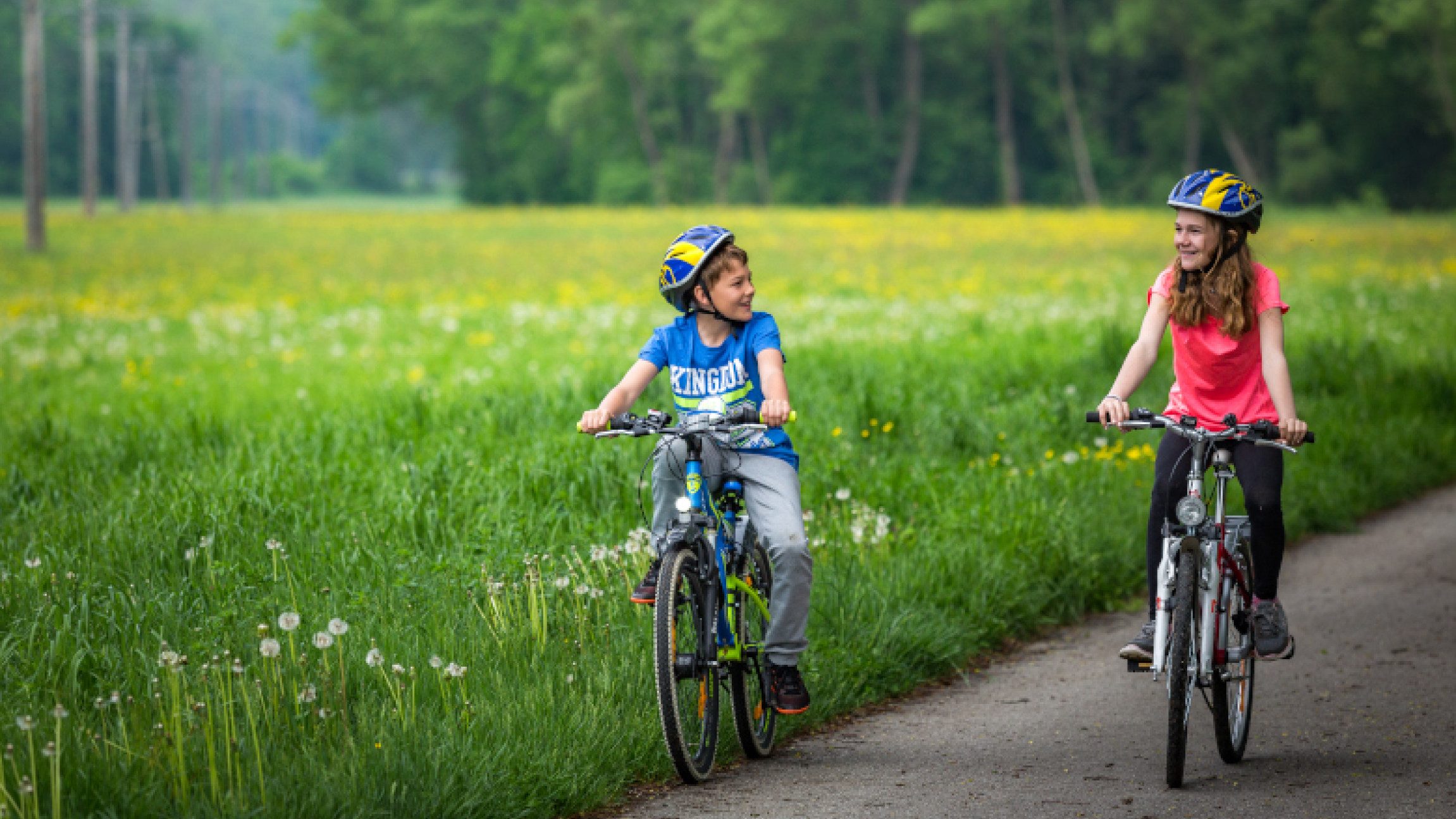 Zwei Kinder beim Radfahren