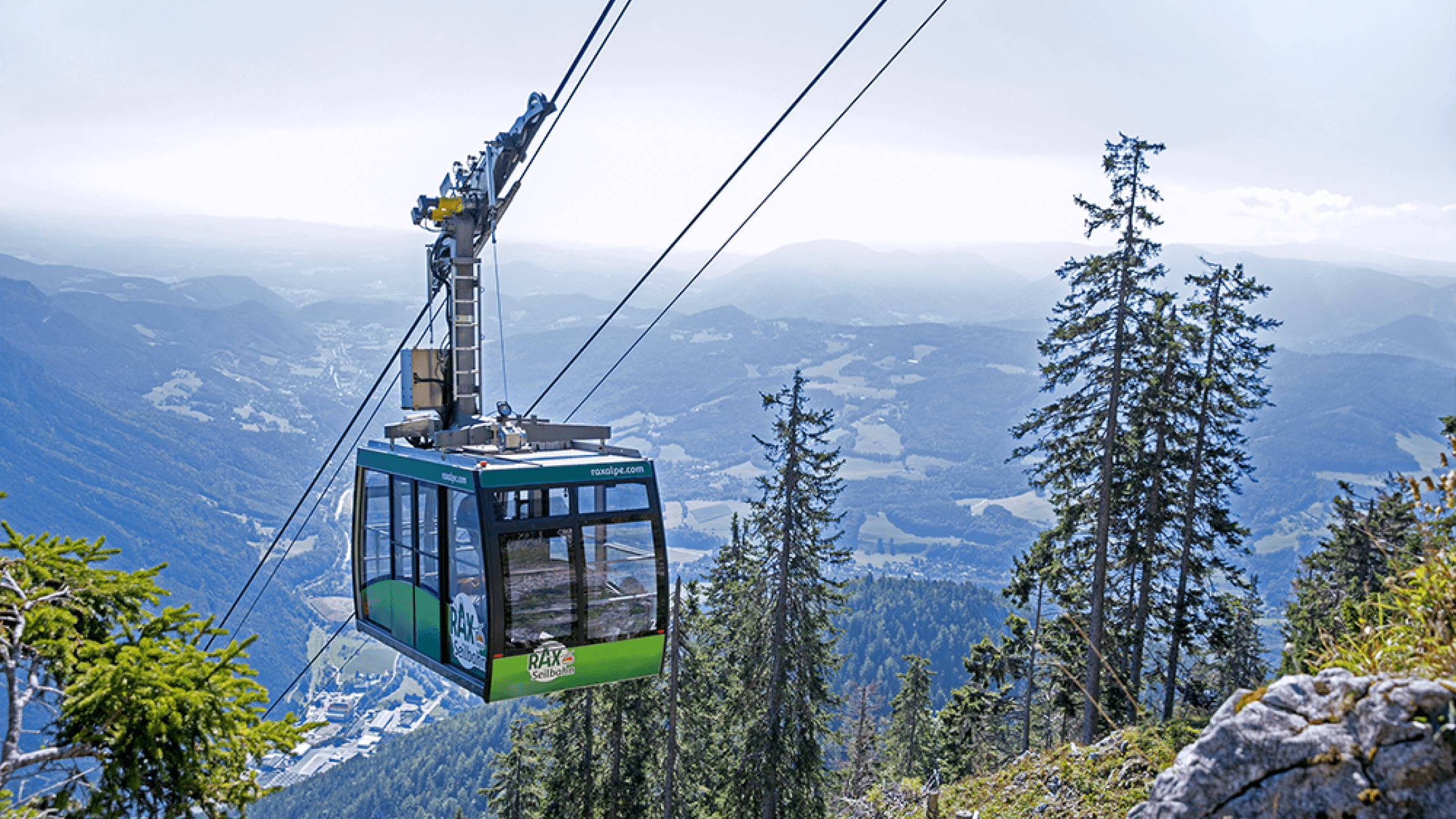 Die Rax-Seilbahn fährt bergaufwärts